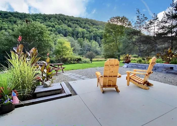 The Maples Apt - King Bed, Pet Friendly, Beautiful Views