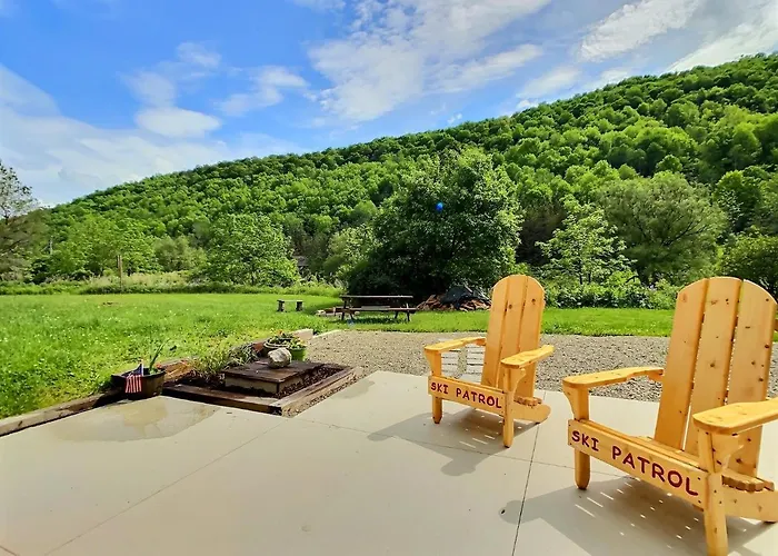 The Maples Apt - King Bed, Pet Friendly, Beautiful Views