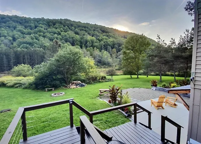 The Maples Apt - King Bed, Pet Friendly, Beautiful Views